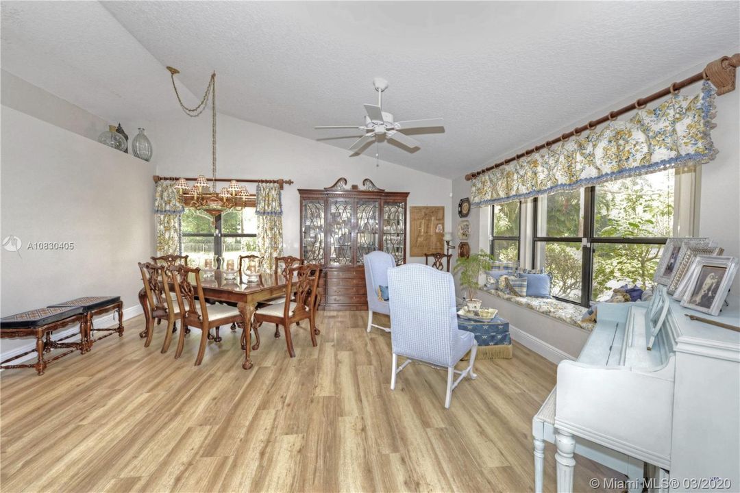 Vendido Recientemente: $869,000 (5 camas, 3 baños, 3577 Pies cuadrados)