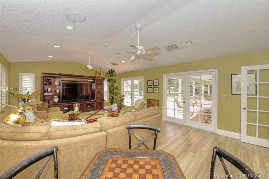 Vendido Recientemente: $869,000 (5 camas, 3 baños, 3577 Pies cuadrados)