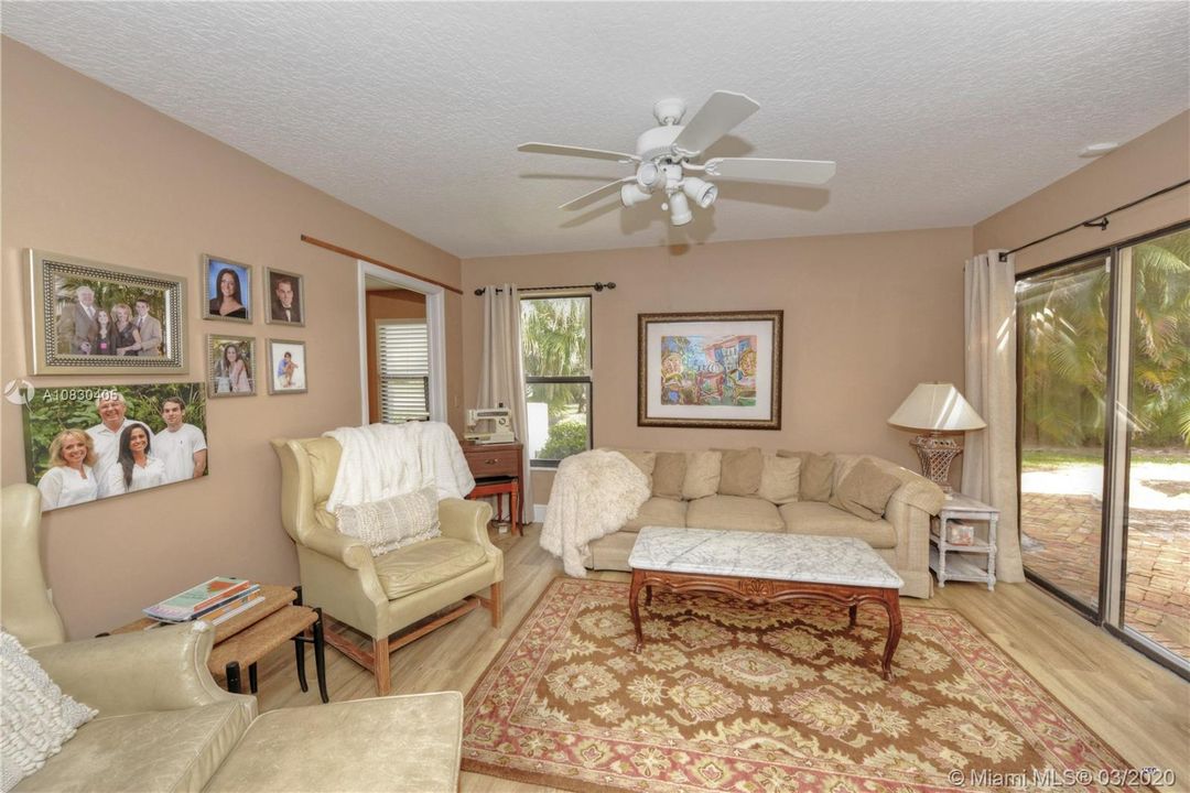 Vendido Recientemente: $869,000 (5 camas, 3 baños, 3577 Pies cuadrados)