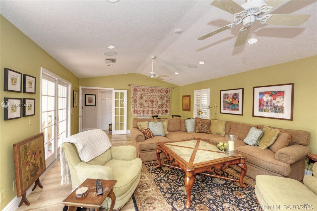 Vendido Recientemente: $869,000 (5 camas, 3 baños, 3577 Pies cuadrados)