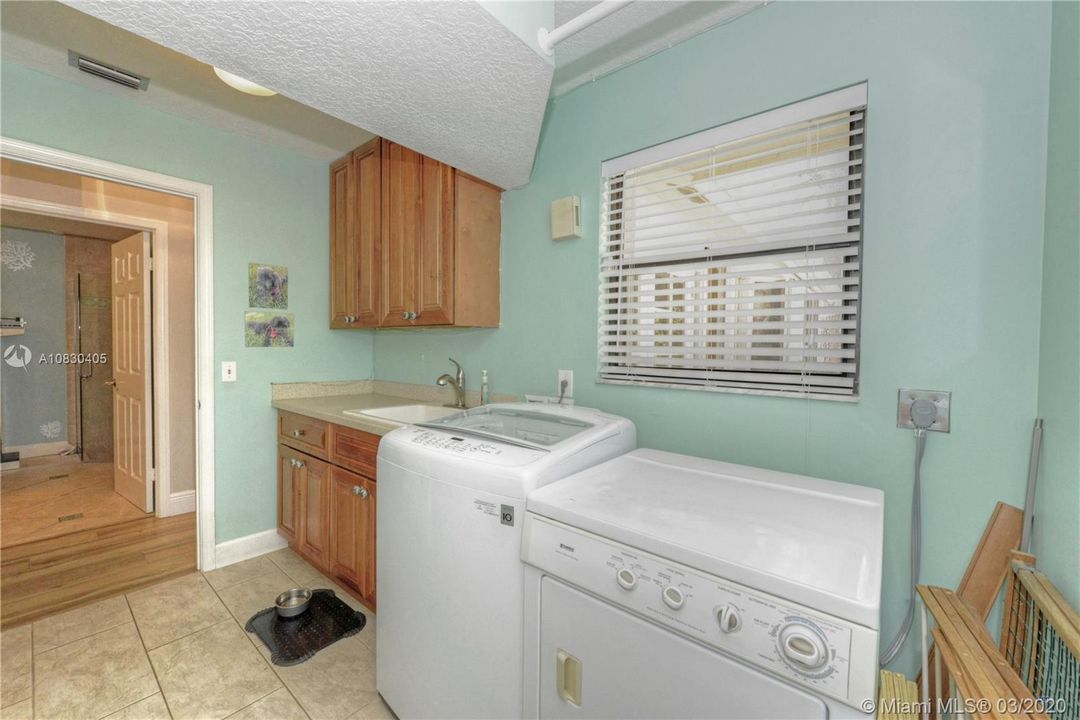 Vendido Recientemente: $869,000 (5 camas, 3 baños, 3577 Pies cuadrados)