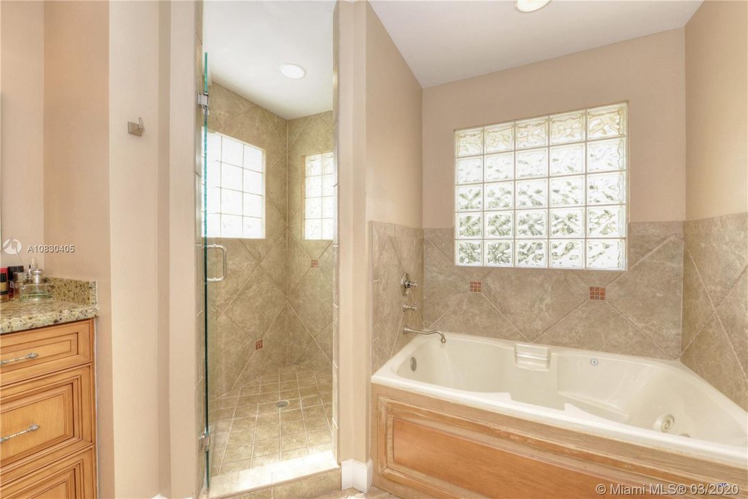 Vendido Recientemente: $869,000 (5 camas, 3 baños, 3577 Pies cuadrados)