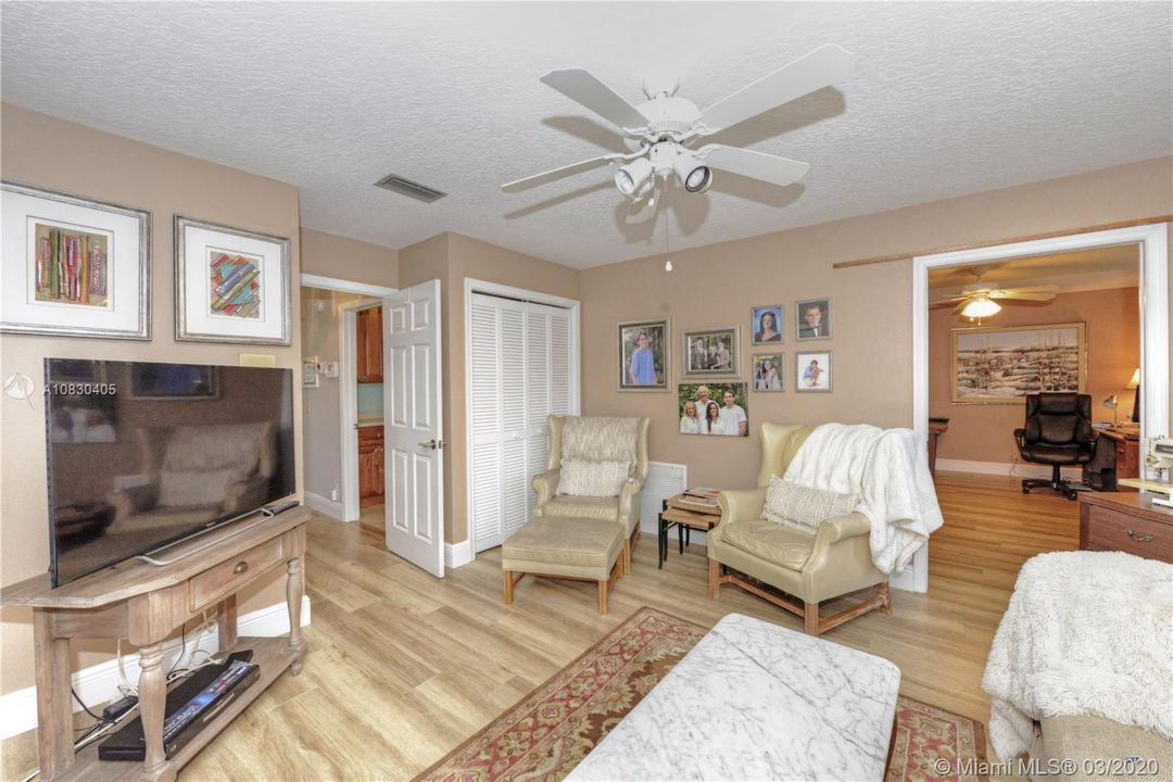 Vendido Recientemente: $869,000 (5 camas, 3 baños, 3577 Pies cuadrados)