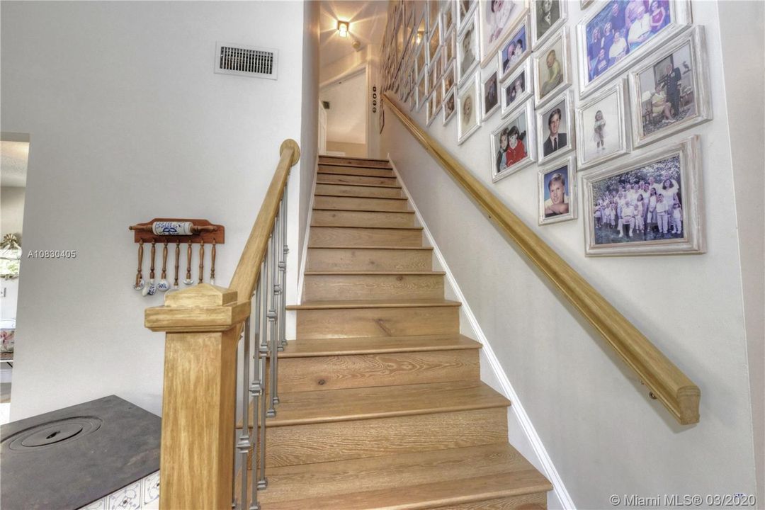 Vendido Recientemente: $869,000 (5 camas, 3 baños, 3577 Pies cuadrados)