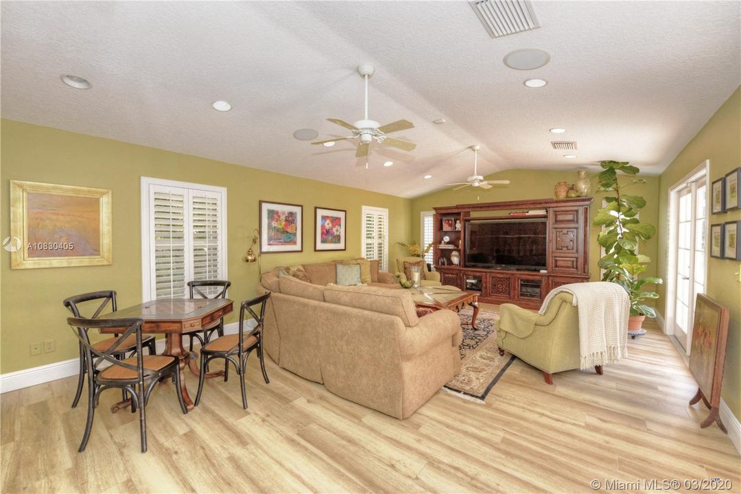 Vendido Recientemente: $869,000 (5 camas, 3 baños, 3577 Pies cuadrados)