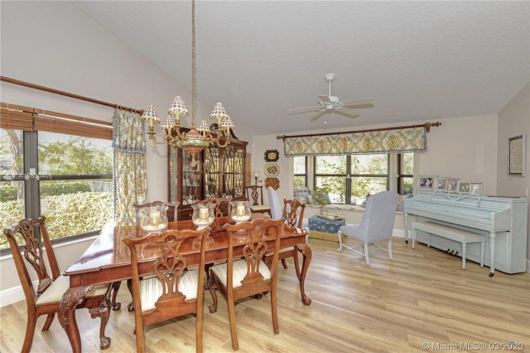 Vendido Recientemente: $869,000 (5 camas, 3 baños, 3577 Pies cuadrados)