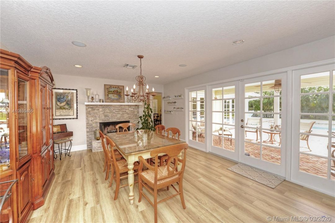 Vendido Recientemente: $869,000 (5 camas, 3 baños, 3577 Pies cuadrados)