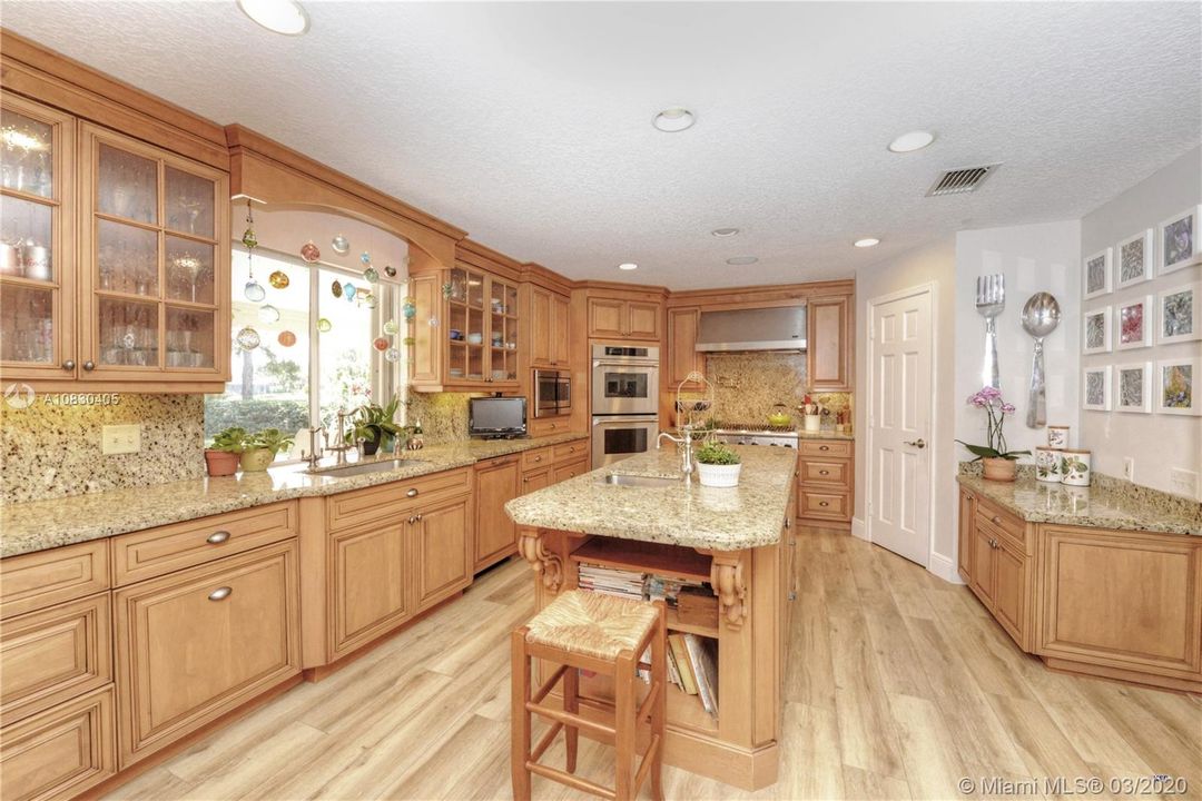 Vendido Recientemente: $869,000 (5 camas, 3 baños, 3577 Pies cuadrados)