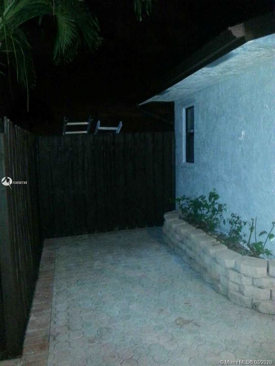 Recently Rented: $1,350 (2 beds, 2 baths, 951 Square Feet)
