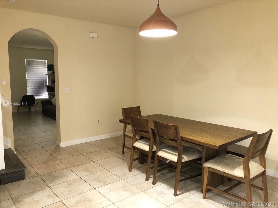 Recientemente alquilado: $2,400 (4 camas, 3 baños, 2312 Pies cuadrados)
