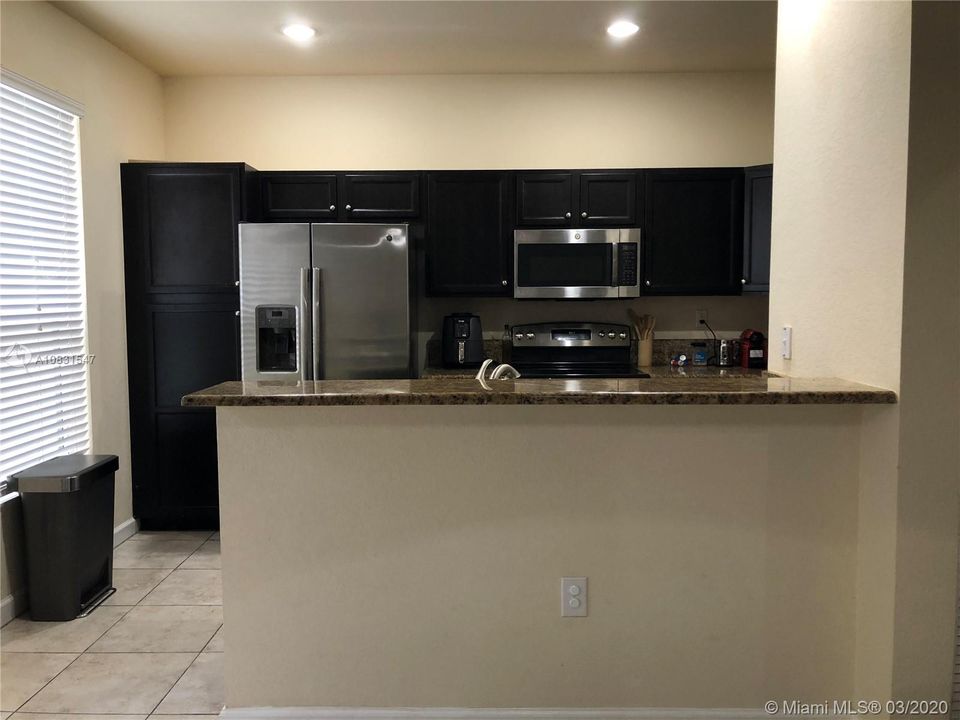 Recientemente alquilado: $2,400 (4 camas, 3 baños, 2312 Pies cuadrados)