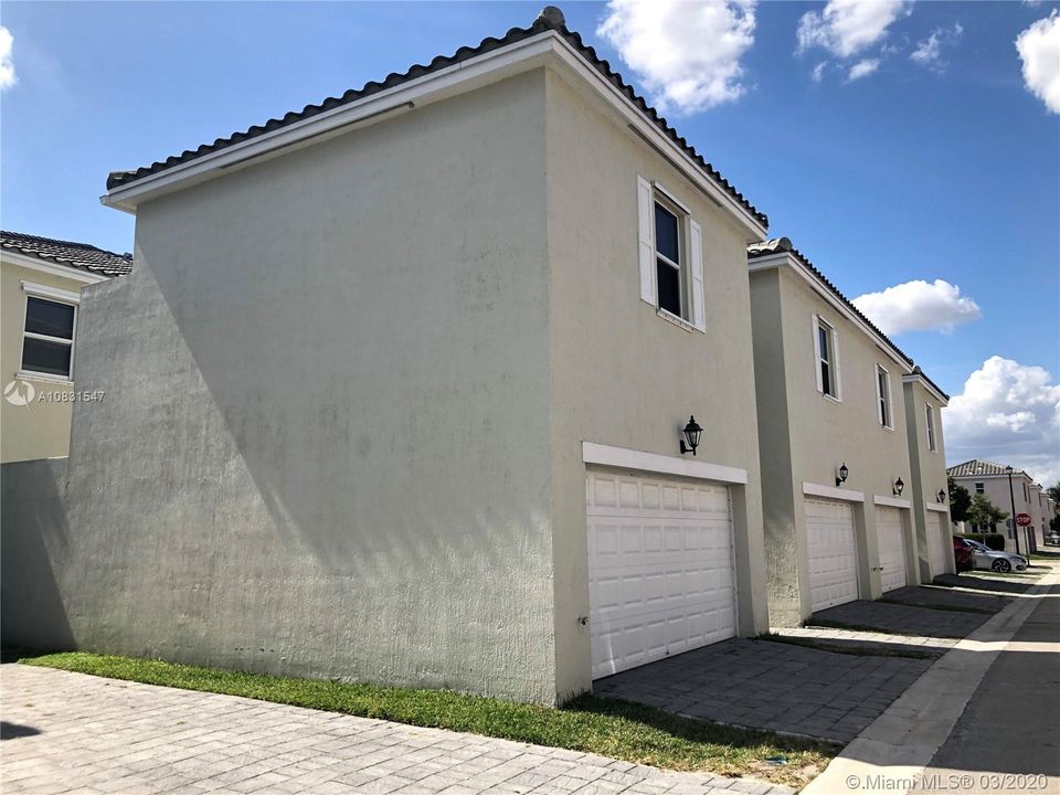 Recientemente alquilado: $2,400 (4 camas, 3 baños, 2312 Pies cuadrados)