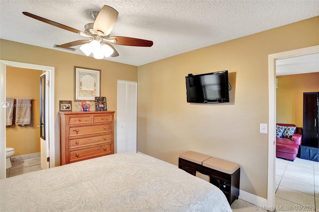 Vendido Recientemente: $215,000 (3 camas, 2 baños, 1118 Pies cuadrados)