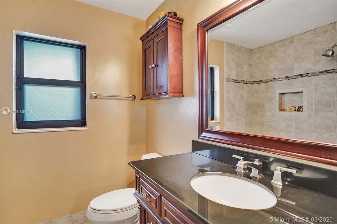 Vendido Recientemente: $215,000 (3 camas, 2 baños, 1118 Pies cuadrados)