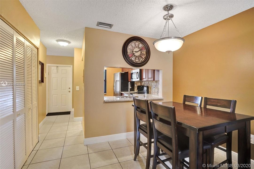Vendido Recientemente: $215,000 (3 camas, 2 baños, 1118 Pies cuadrados)