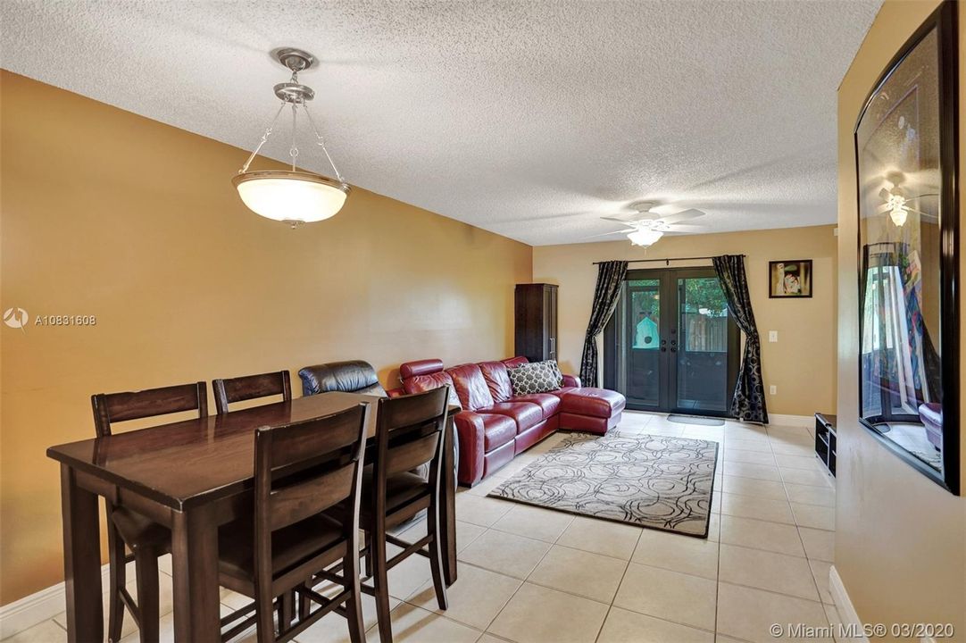 Vendido Recientemente: $215,000 (3 camas, 2 baños, 1118 Pies cuadrados)