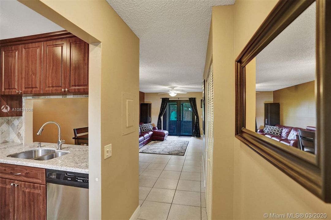 Vendido Recientemente: $215,000 (3 camas, 2 baños, 1118 Pies cuadrados)