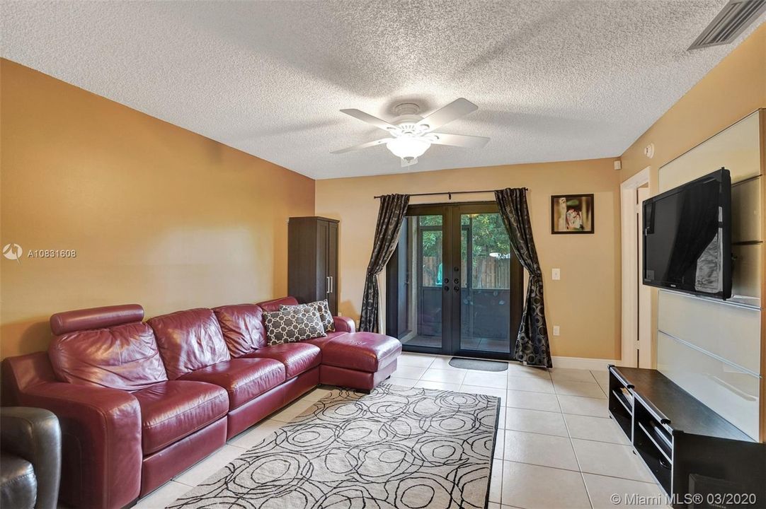 Vendido Recientemente: $215,000 (3 camas, 2 baños, 1118 Pies cuadrados)