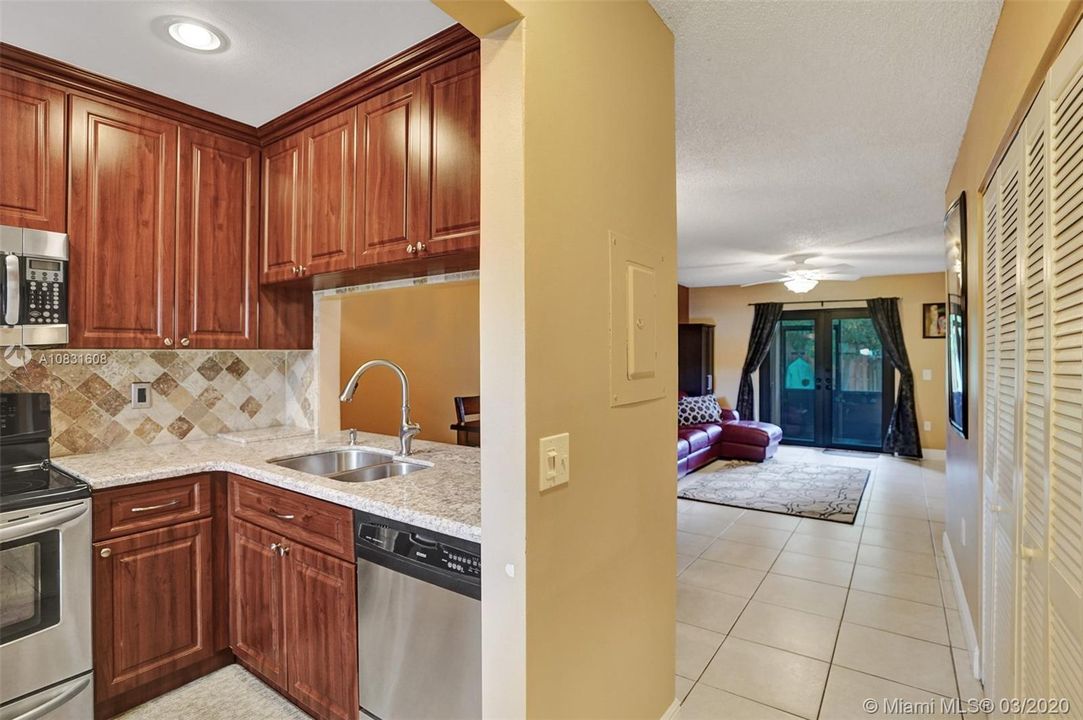 Vendido Recientemente: $215,000 (3 camas, 2 baños, 1118 Pies cuadrados)
