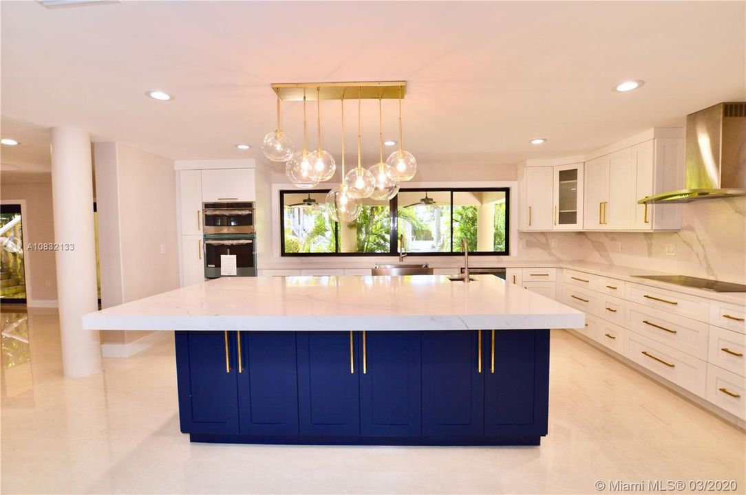 Vendido Recientemente: $1,450,000 (6 camas, 4 baños, 5078 Pies cuadrados)
