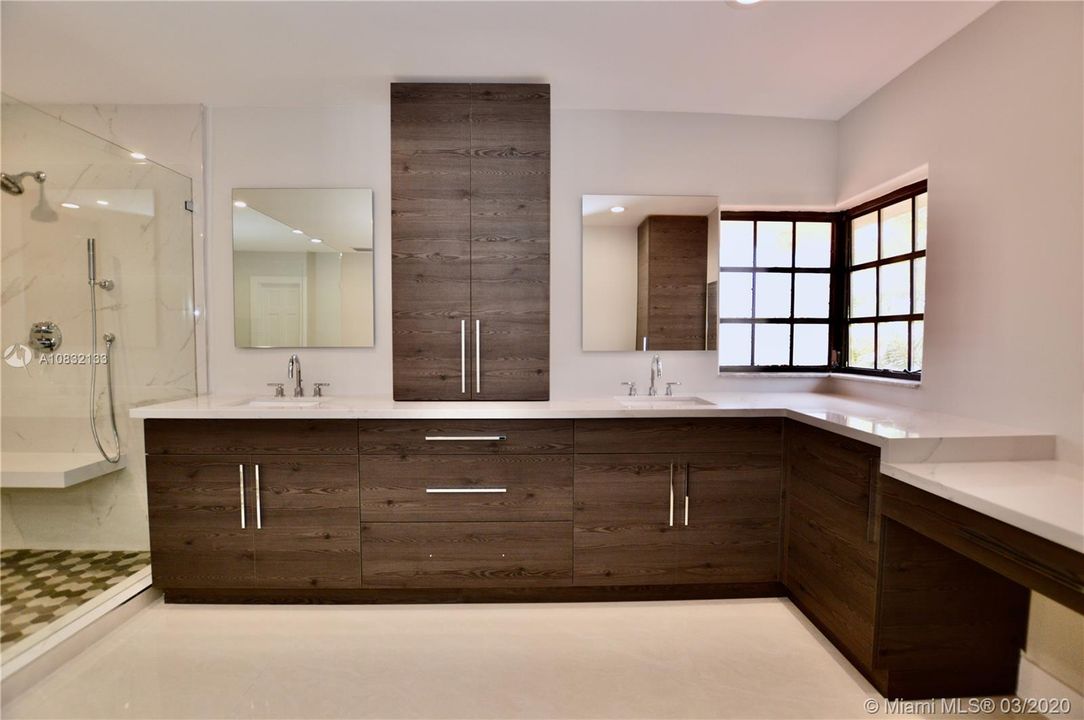 Vendido Recientemente: $1,450,000 (6 camas, 4 baños, 5078 Pies cuadrados)