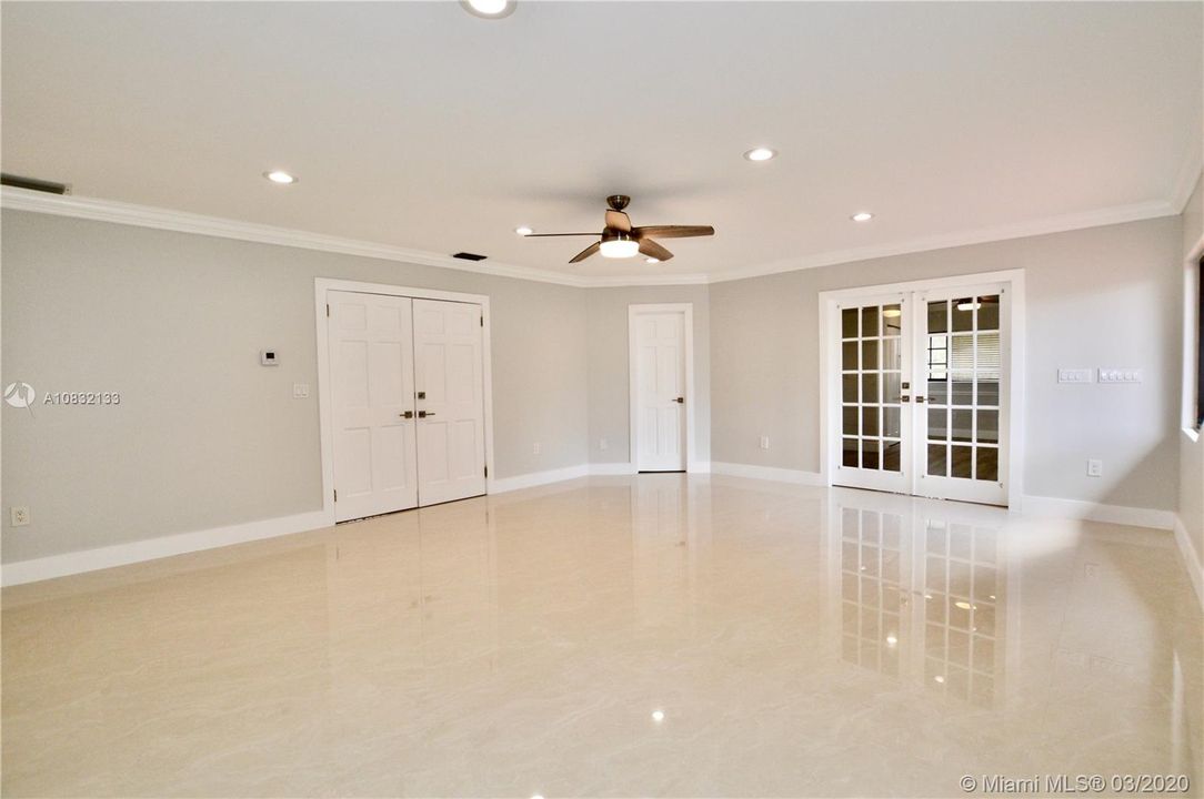Vendido Recientemente: $1,450,000 (6 camas, 4 baños, 5078 Pies cuadrados)