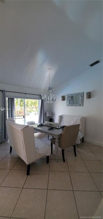 Vendido Recientemente: $375,000 (4 camas, 3 baños, 1330 Pies cuadrados)