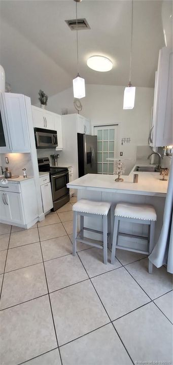 Vendido Recientemente: $375,000 (4 camas, 3 baños, 1330 Pies cuadrados)