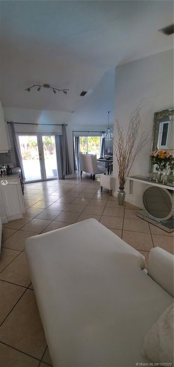 Vendido Recientemente: $375,000 (4 camas, 3 baños, 1330 Pies cuadrados)