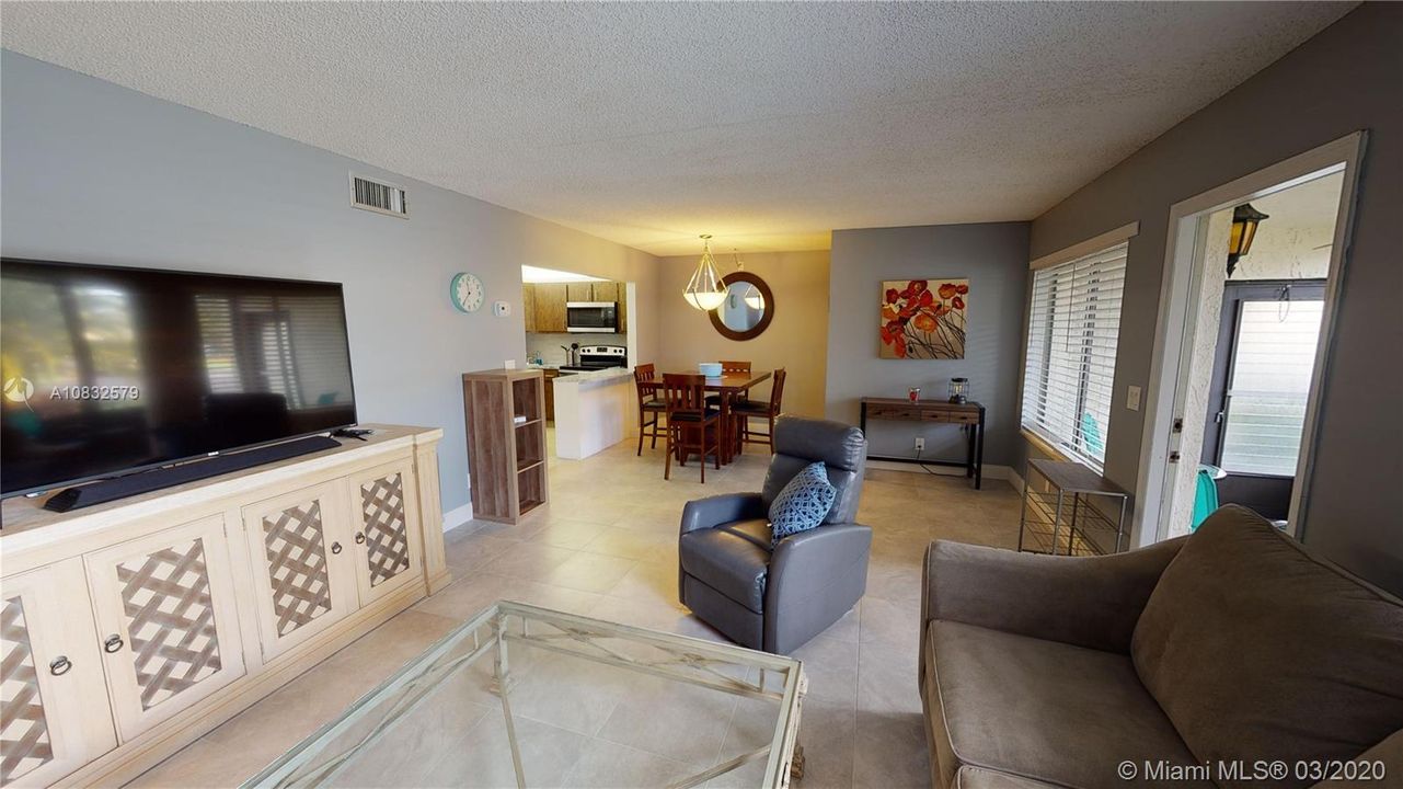 Vendido Recientemente: $89,999 (2 camas, 1 baños, 935 Pies cuadrados)