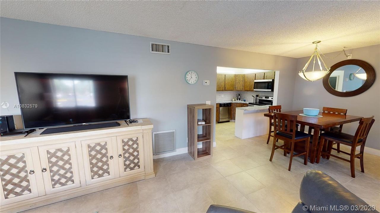 Vendido Recientemente: $89,999 (2 camas, 1 baños, 935 Pies cuadrados)