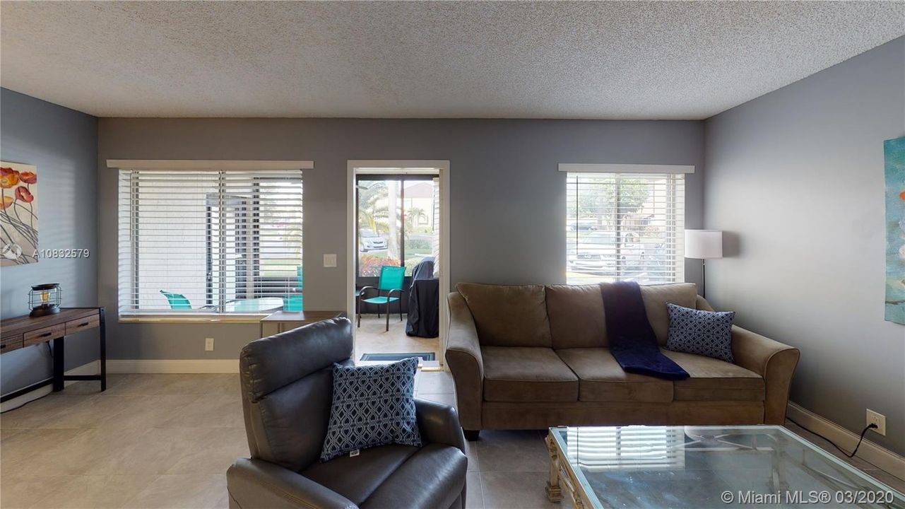 Vendido Recientemente: $89,999 (2 camas, 1 baños, 935 Pies cuadrados)