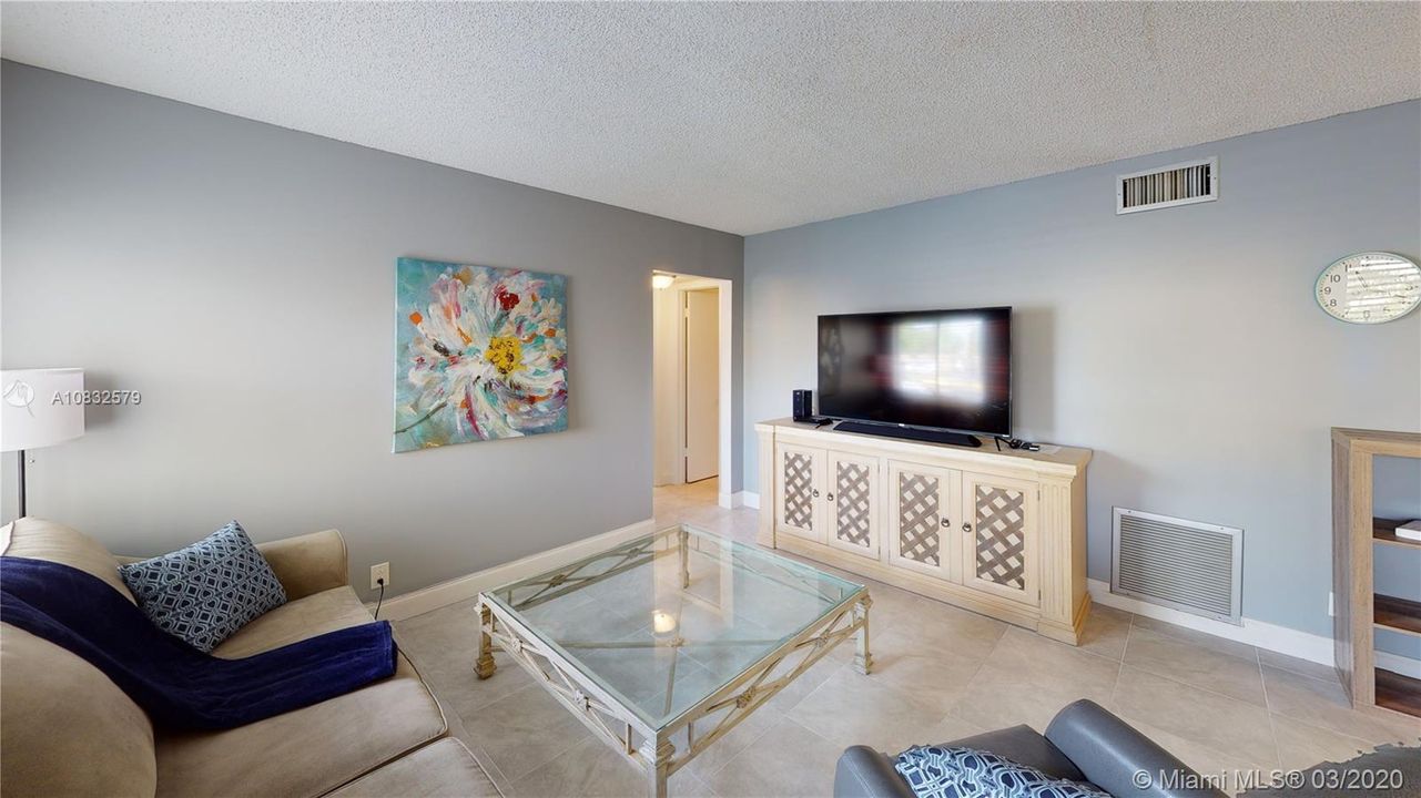 Vendido Recientemente: $89,999 (2 camas, 1 baños, 935 Pies cuadrados)