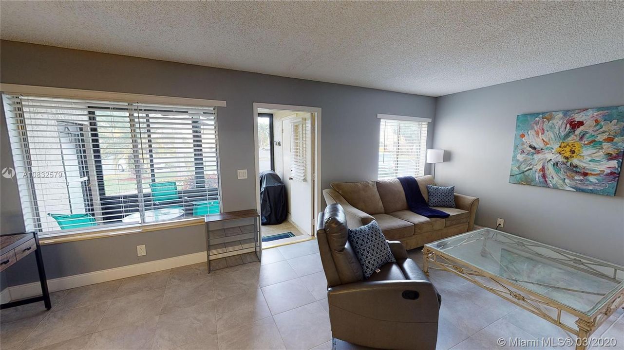Vendido Recientemente: $89,999 (2 camas, 1 baños, 935 Pies cuadrados)
