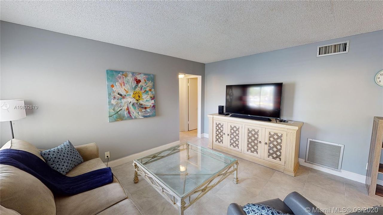 Vendido Recientemente: $89,999 (2 camas, 1 baños, 935 Pies cuadrados)