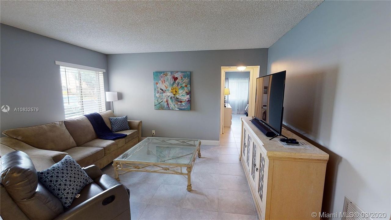 Vendido Recientemente: $89,999 (2 camas, 1 baños, 935 Pies cuadrados)