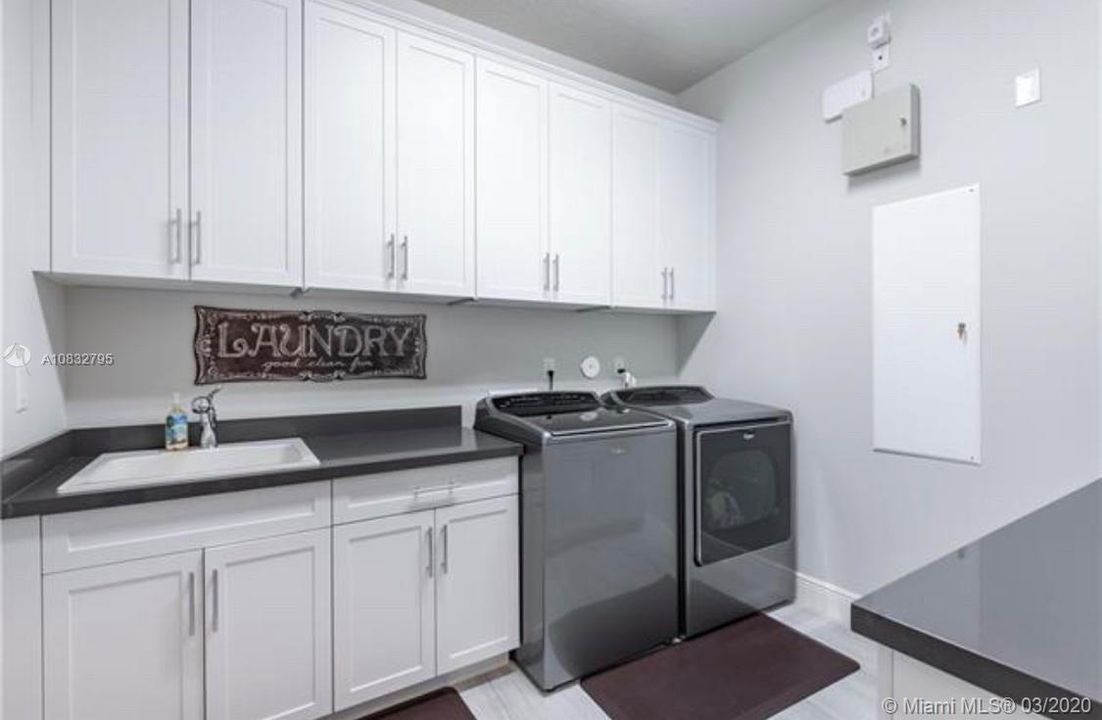 Недавно продано: $995,000 (5 спален, 4 ванн, 3991 Квадратных фут)