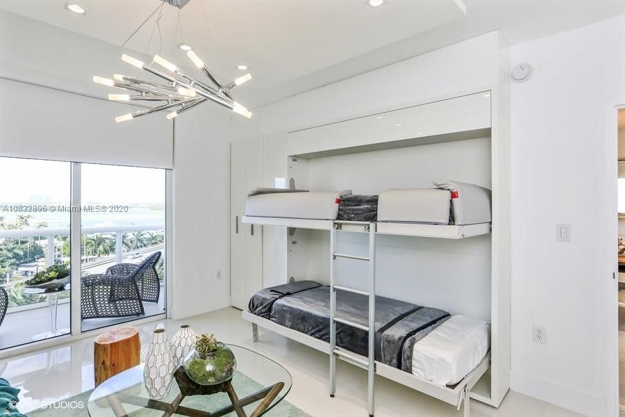 Recently Sold: $750,000 (1 beds, 1 baths, 896 Square Feet)