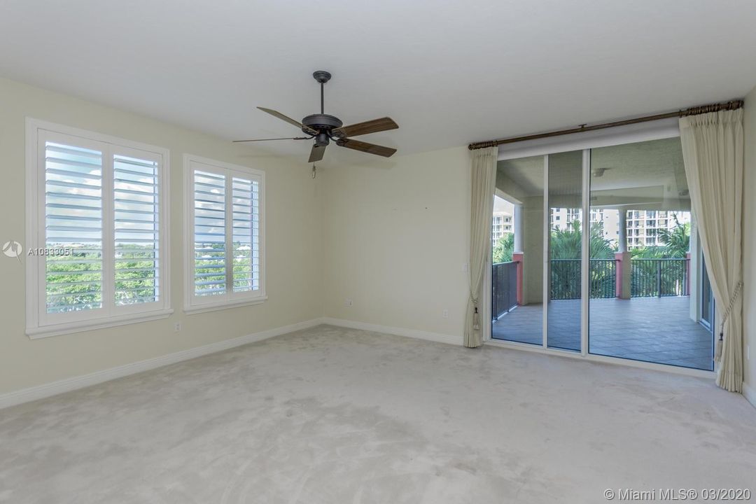 Vendido Recientemente: $1,050,000 (3 camas, 3 baños, 3057 Pies cuadrados)
