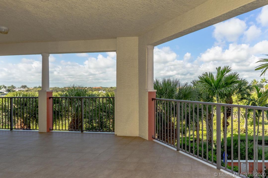 Vendido Recientemente: $1,050,000 (3 camas, 3 baños, 3057 Pies cuadrados)