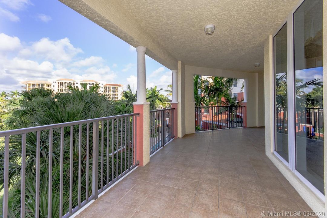 Vendido Recientemente: $1,050,000 (3 camas, 3 baños, 3057 Pies cuadrados)