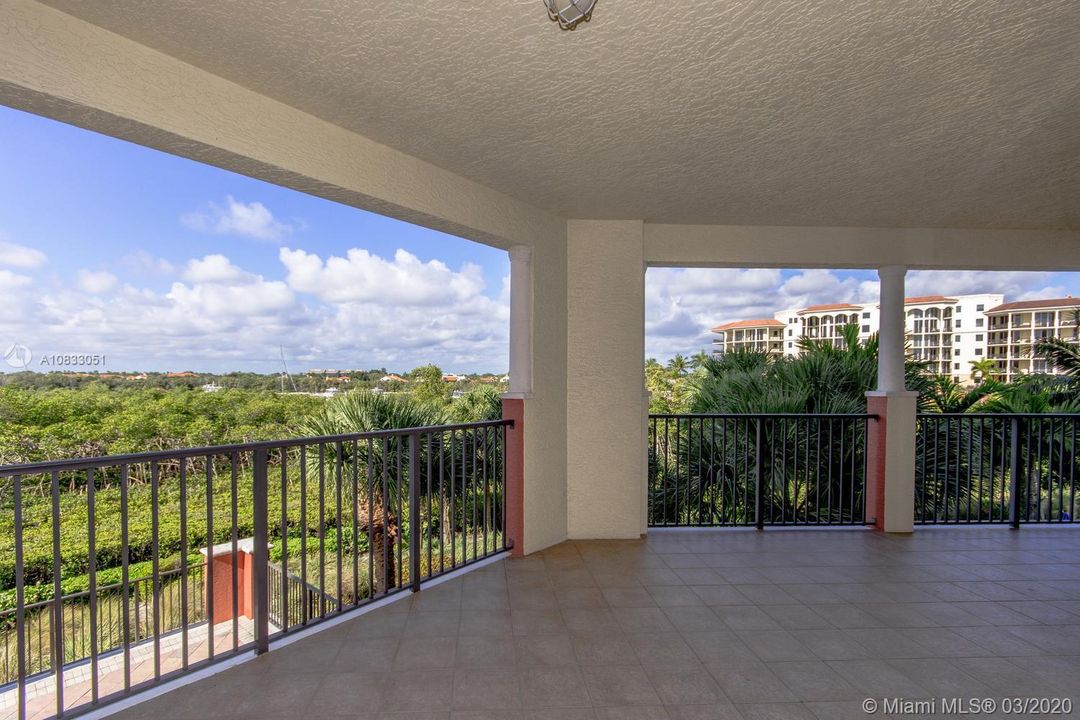 Vendido Recientemente: $1,050,000 (3 camas, 3 baños, 3057 Pies cuadrados)