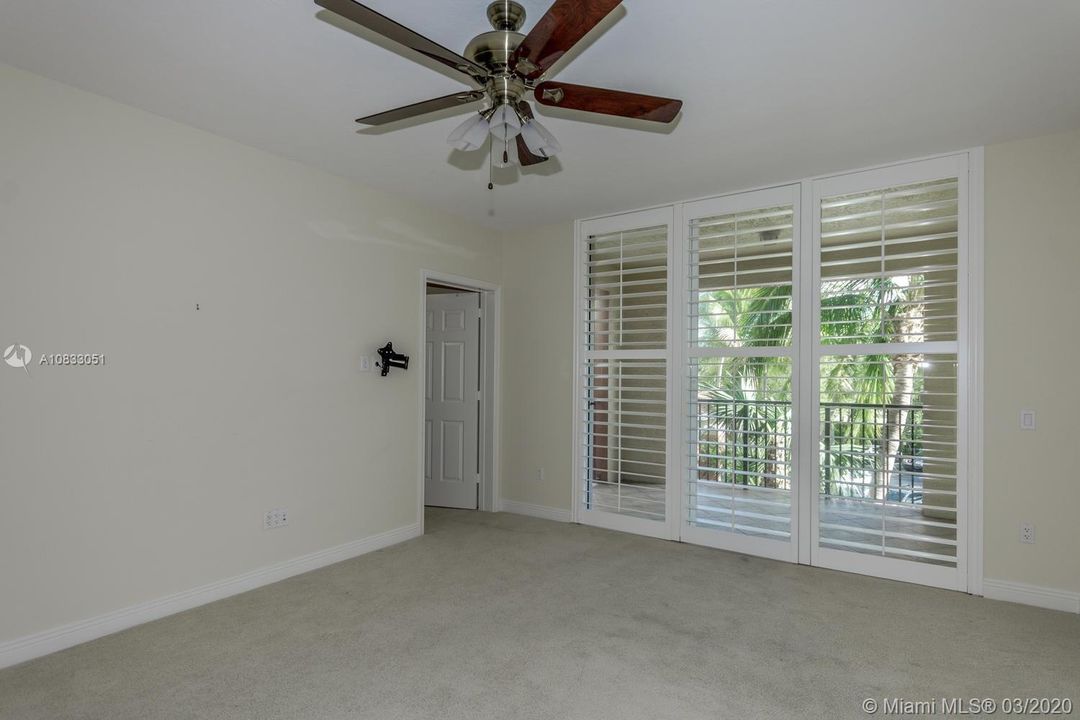 Vendido Recientemente: $1,050,000 (3 camas, 3 baños, 3057 Pies cuadrados)