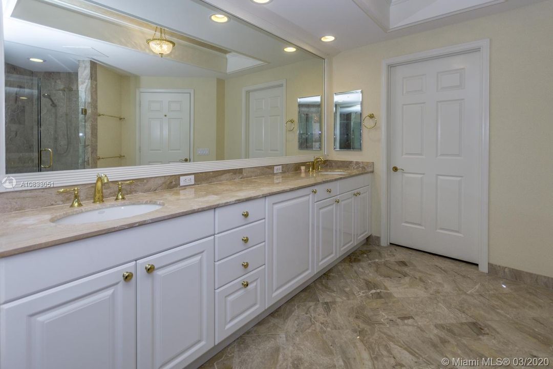 Vendido Recientemente: $1,050,000 (3 camas, 3 baños, 3057 Pies cuadrados)