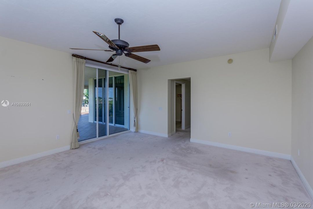 Vendido Recientemente: $1,050,000 (3 camas, 3 baños, 3057 Pies cuadrados)