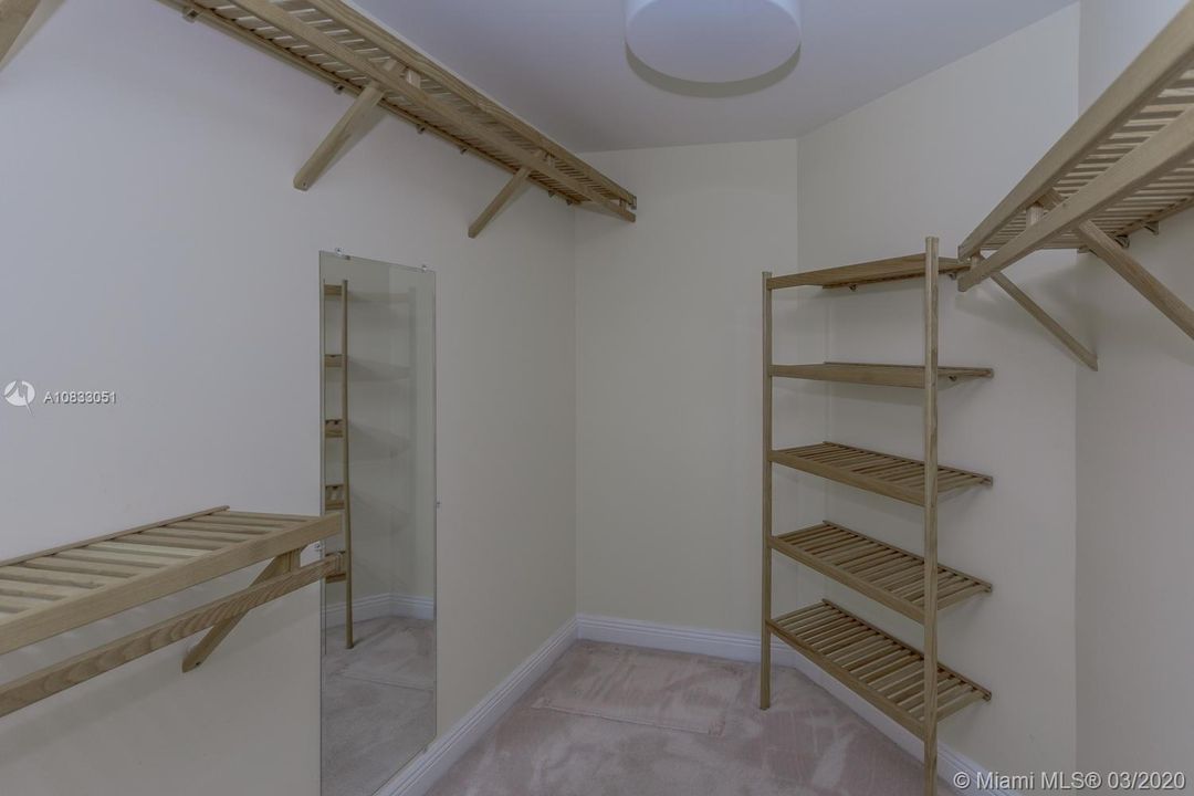 Vendido Recientemente: $1,050,000 (3 camas, 3 baños, 3057 Pies cuadrados)