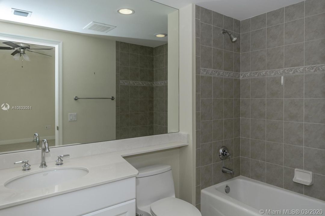Vendido Recientemente: $1,050,000 (3 camas, 3 baños, 3057 Pies cuadrados)