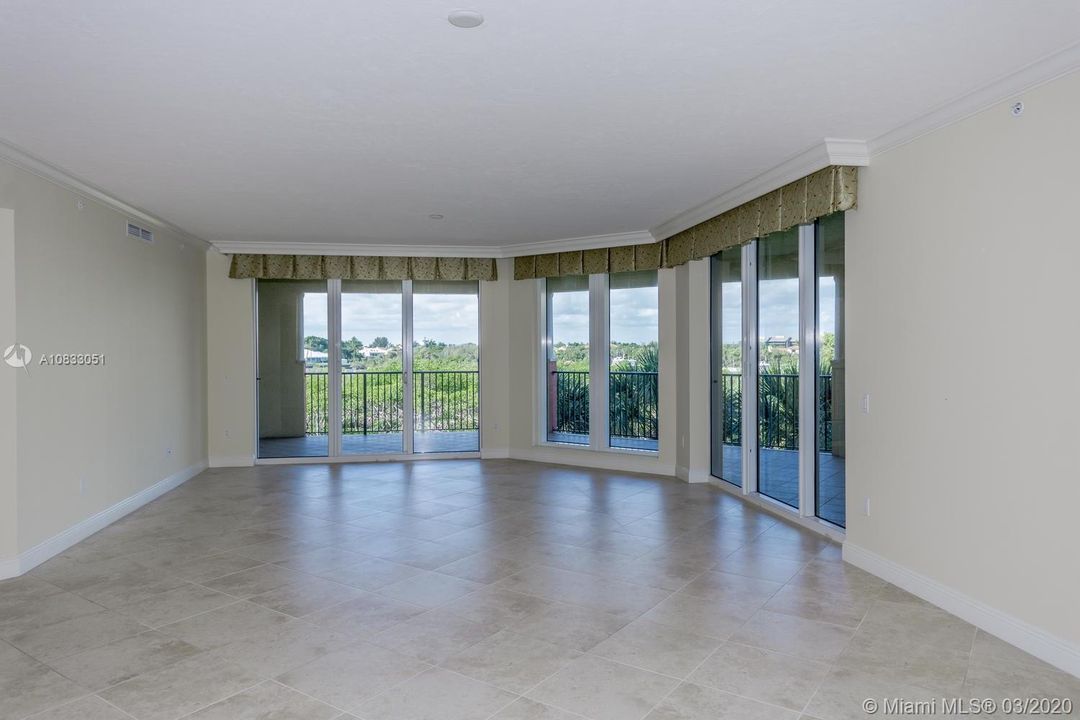 Vendido Recientemente: $1,050,000 (3 camas, 3 baños, 3057 Pies cuadrados)