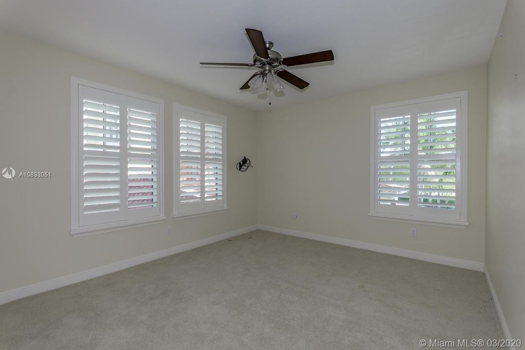 Vendido Recientemente: $1,050,000 (3 camas, 3 baños, 3057 Pies cuadrados)