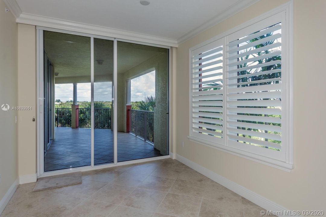 Vendido Recientemente: $1,050,000 (3 camas, 3 baños, 3057 Pies cuadrados)